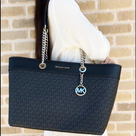 Michael Kors Handbags - 💞Michael Kors Signature Leather Large Chain Tote